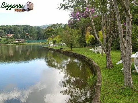 Detalhe dessa parte da construção do lago, as bordas com a execução dos muros de pedra com execução do paisagismo.