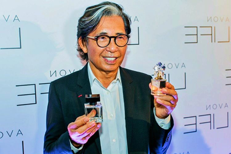 Kenzo Takada, 31 yaşına girdiğinde ilk tasarımlarını Vivienne Gallery'de sergilemişti.