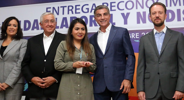 Tony Gali entrega reconocimientos y devela placa en igualdad laboral y no discriminación