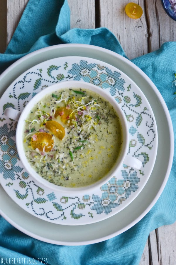 SOPA CRUDA CALABACÍN EN TAZONES PORCELANA BLANCA Y TURQUESA FLORIDA, MANTEL AZUL Y MESA MADERA VIEJA