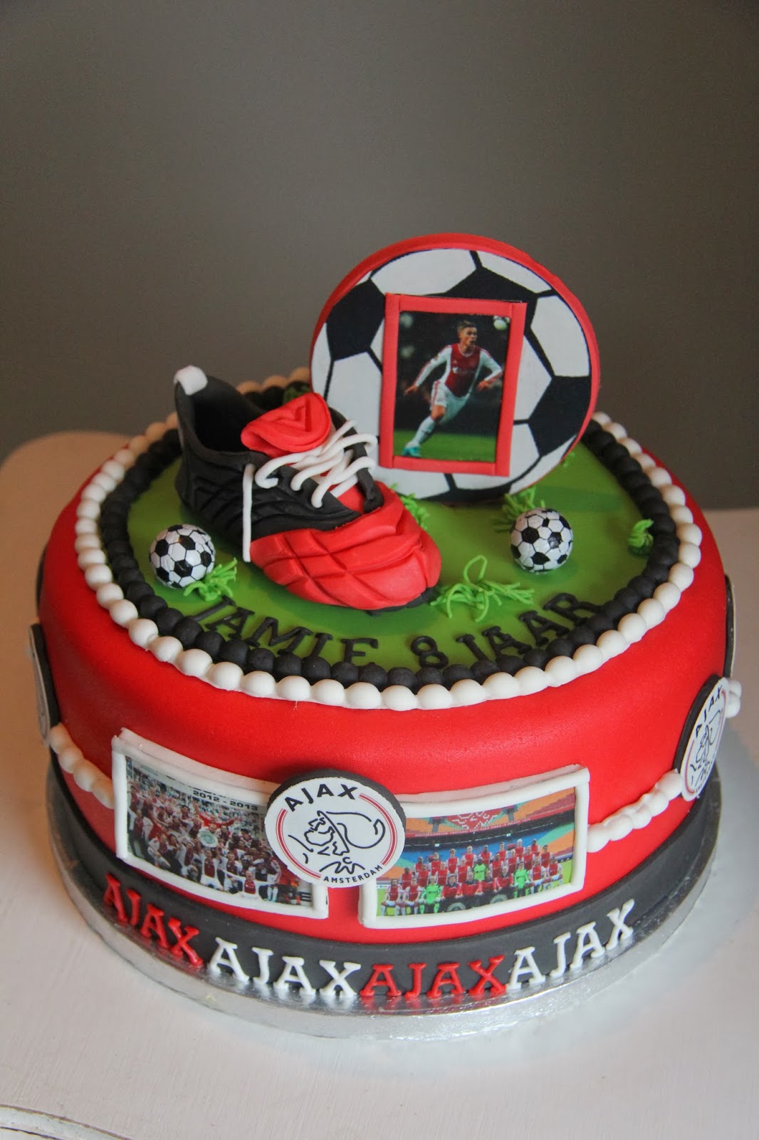 lekker zoet Ajax taart voor de 8 jarige Jamie...