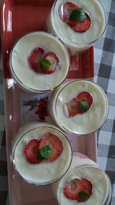 Verrines au yaourt grec-chocolat blanc et fraises ; sans gluten Verrines au yaourt grec-chocolat blanc et fraises