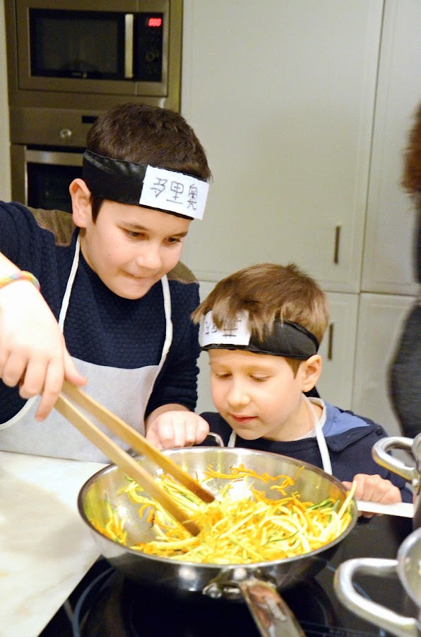 Preparando fideos Udon con Shiitakes y verduras