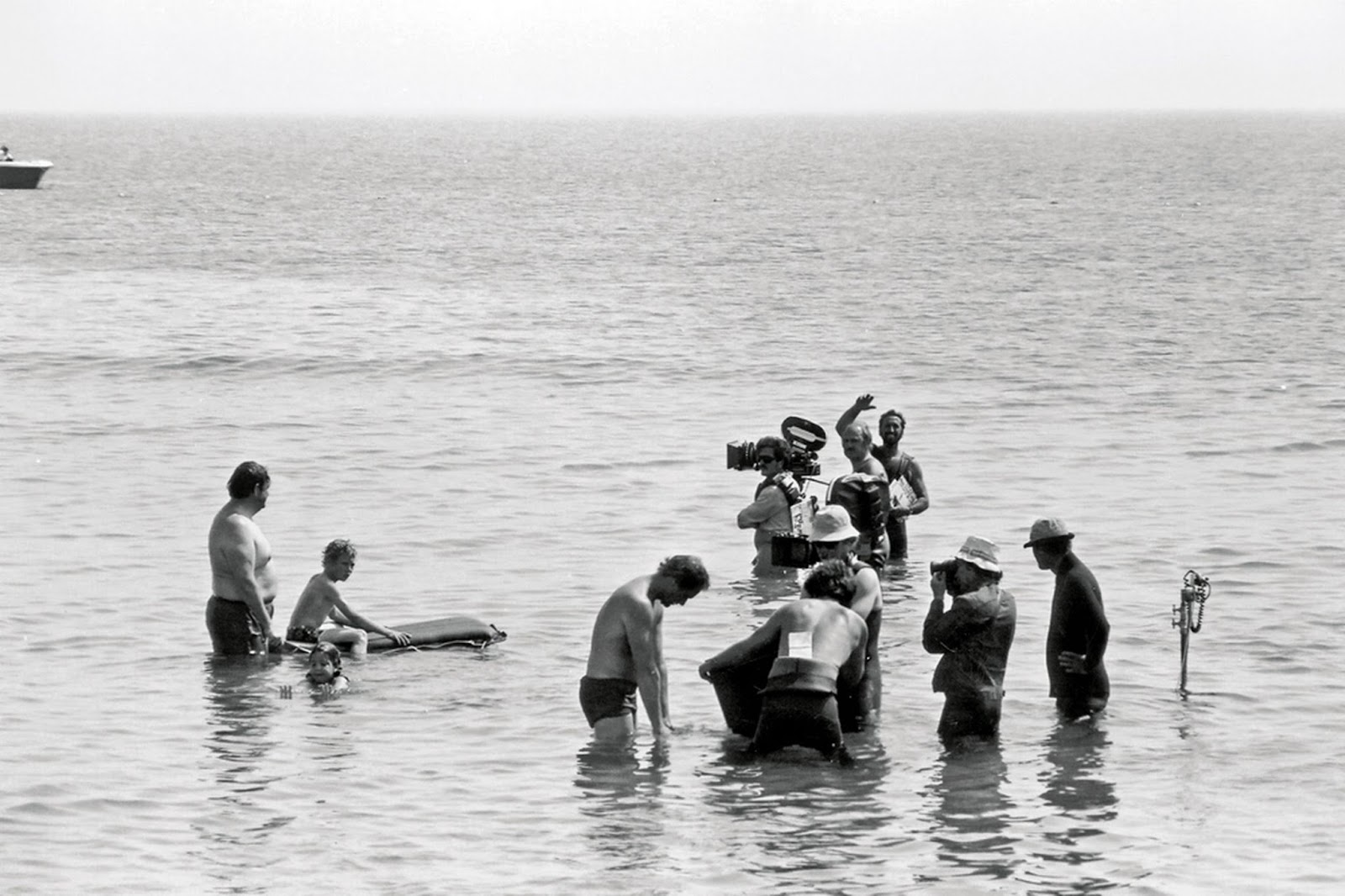 Amazing behind the scenes photos from the making of the film Jaws 1975 - 10