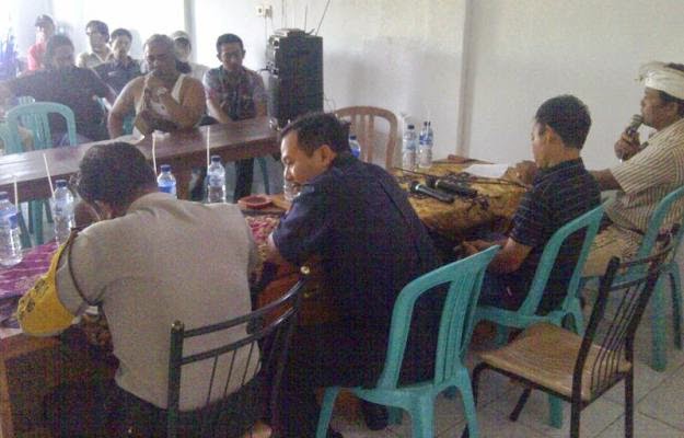 Desak Pengawen Diberangus, Warga Geruduk Kantor Desa Yehembang