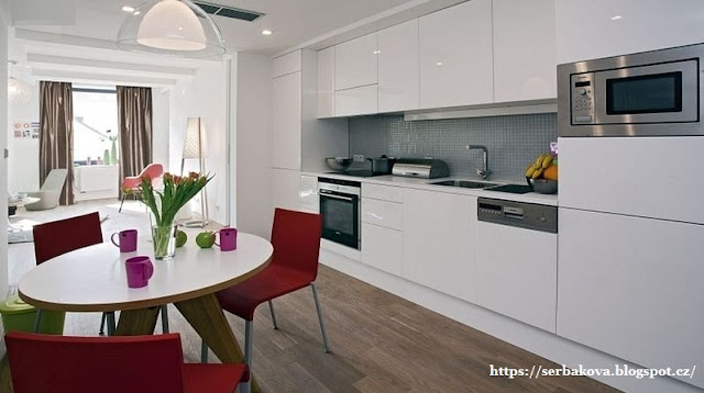 В современной двухкомнатной квартире элегантно комбинируется дорогое с дешевым