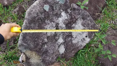 Bizzarri na pedreira fazendo o que mais gosta, garimpando pedras para construções com pedras. Na foto pedras moledo tipo pedra natural sendo pedra para paisagismo, pedras para jardim, pedras para lagos ornamentais, pedra para caminho, pedras para banco e muro de pedra.