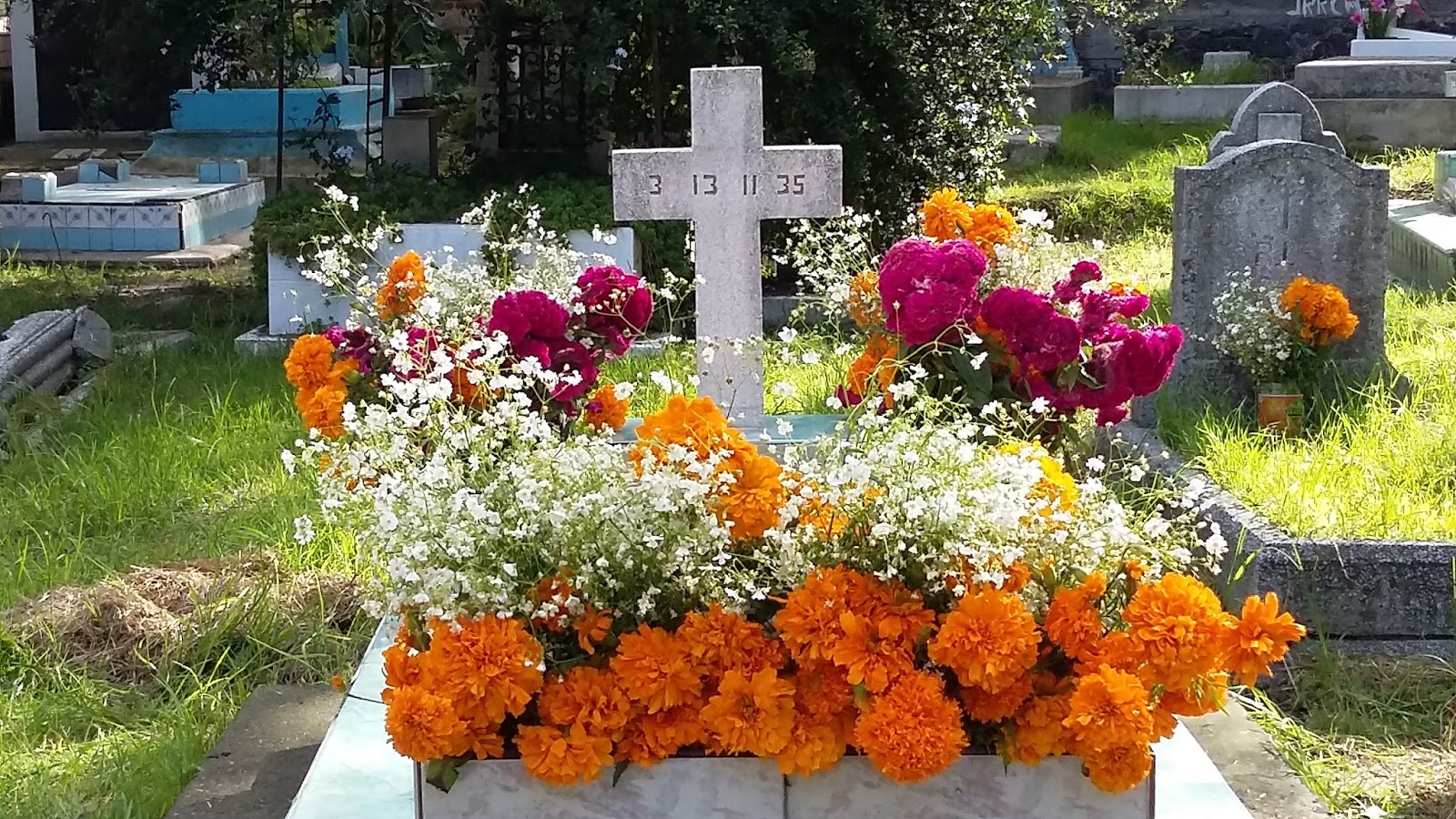 LEYENDAS....El hilo rojo del destino - Página 2 Tumba-con-flores