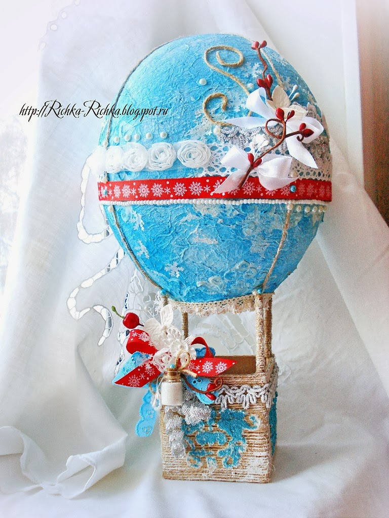 новогодний воздушный шар с корзиной. игрушка из лампочки воздушный шар. елочное украшение воздушный шар. елочная игрушка воздушный шар. воздушный шар поделка.