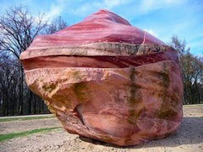 La piedra semipreciosa de jaspe y 30 toneladas de peso también llamada por el pueblo pemón Abuela Kueka, se encontraba originalmente en Santa Cruz de Mapaurí, en el Parque Nacional Canaima, junto a su pareja, el Abuelo Kueka.