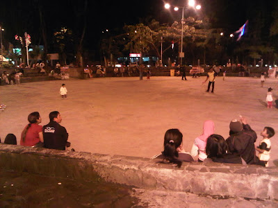 Aktivitas Masyrakat di Taman Bungkul Surabaya Aktivitas Masyrakat di Taman Bungkul Surabaya