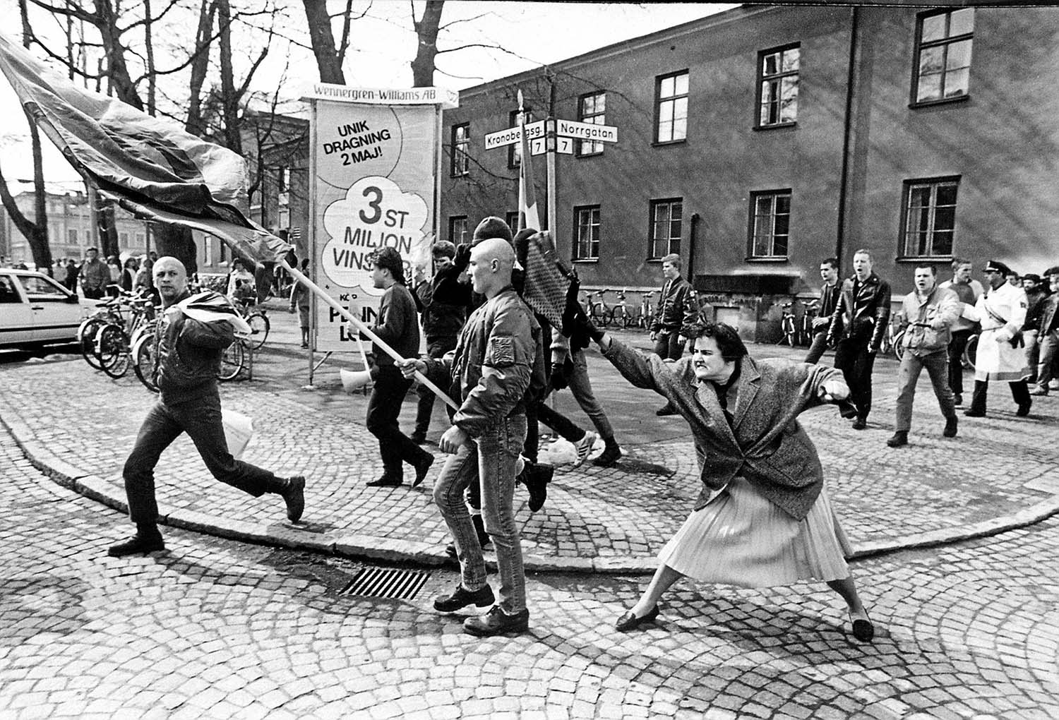 The Jewish Danielsson, whose mother survived Auschwitz, struck the skinhead during a march in the Swedish town of Växjö, 1985.