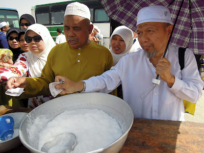 Berebut membeli susu unta Susu unta