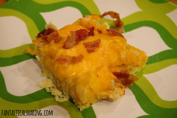Cheesy Bacon Breakfast Casserole // This breakfast recipe can be tossed together in a pinch and feed a crowd! #recipe #bacon #breakfast #casserole