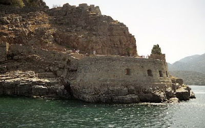 
KΩΣΤΑΣ ΤΣΟΚΛΗΣ: Φωτίζει με Τέχνη τη Σπιναλόγκα
