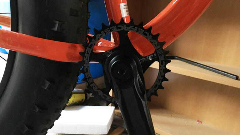 Race Face AEffect Cinch systemクランクを取り外してチェーンリングを