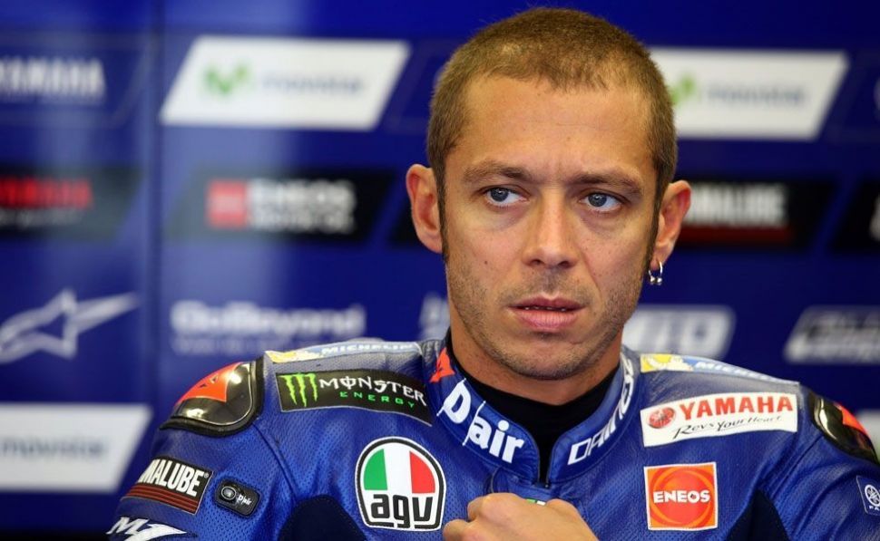 Valentino Rossi si rompe tibia e perone durante un allenamento enduro