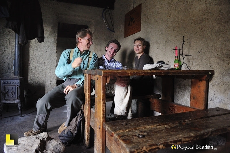 pascal et valérie blachier avec guillaume schramme dans l'abri de l'essaure photo Pascal Blachier