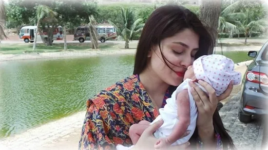 Ayeza Khan with her daughter