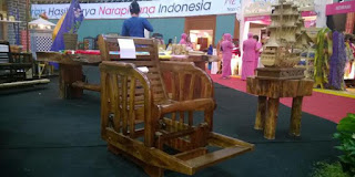 Kebanyakan hasil kerajinan tangan yang habis laku dijual adalah Sepatu kulit hasil buatan tangan warga binaannya, serta batik tulis dan kerajinan dompet yang terbuat dari kulit.