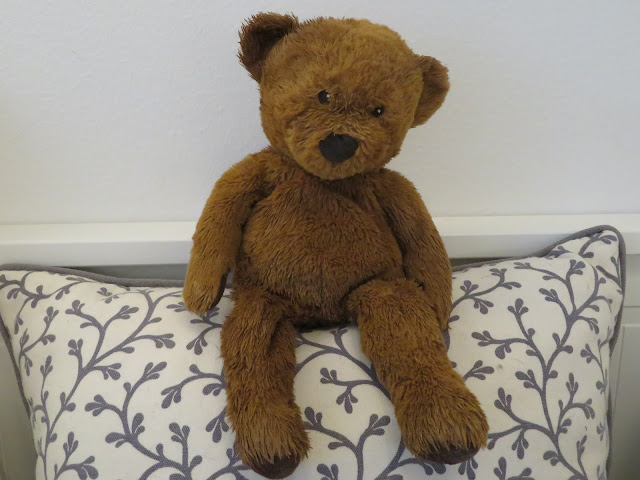 Nalle istuu ja katselee nalle