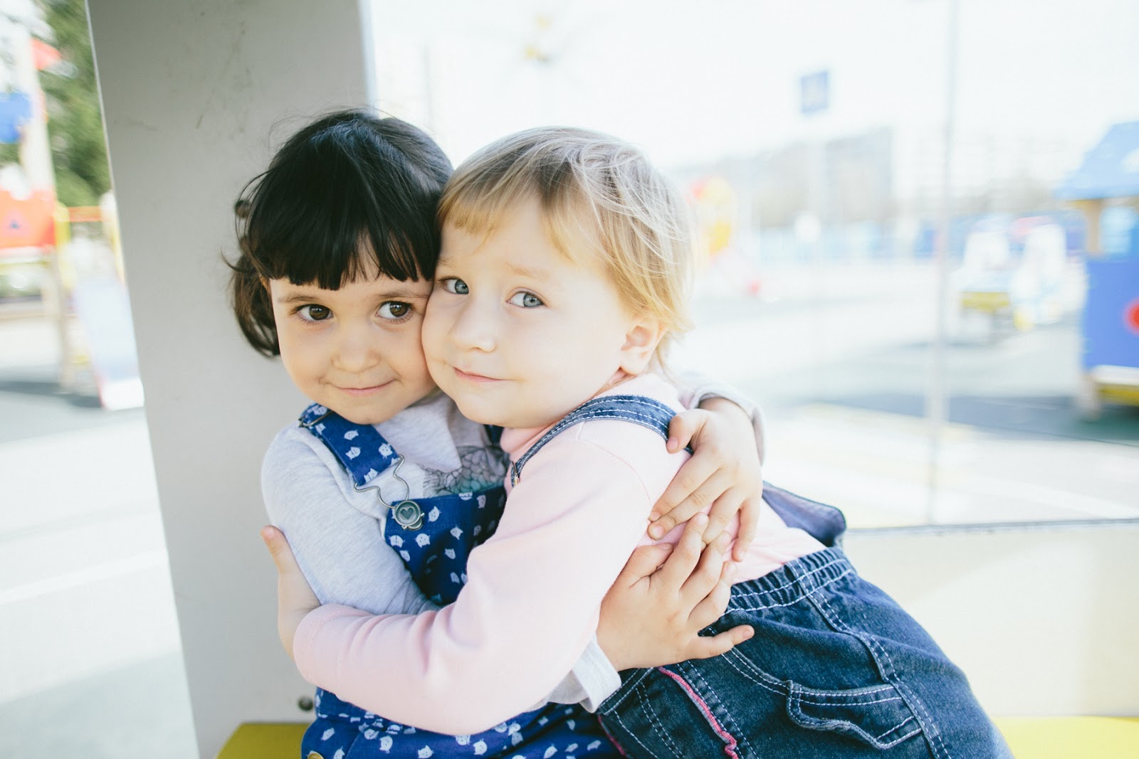 4 дочери. Дочь а4. Девушка брюнетка с ребенком. 4 дочери. Дочь а4.