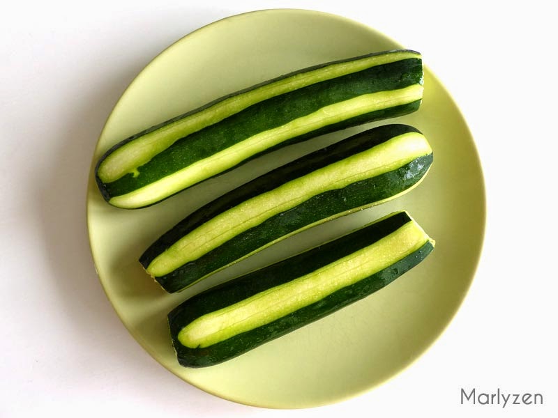 Lavez les courgettes.