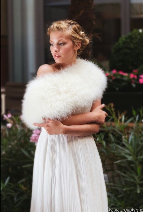 Robe bustier mousseline de soie plissée etole de plume FANNY LIAUTARD robe de mariée