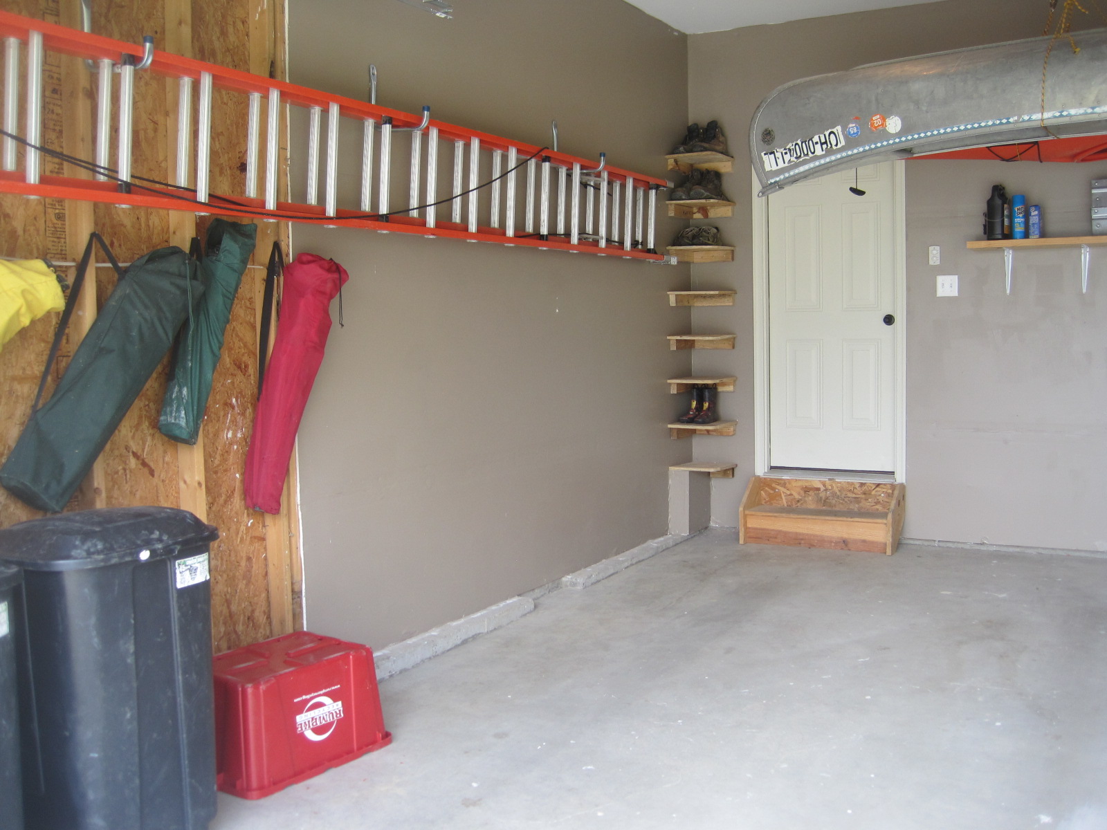 Хранение лестниц на складе. Обувной склад Нижний ярус. Как разместить газонокосилку в гараже.
