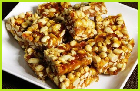 मूंगफली (सींगदाने) की गुड़ वाली चिक्की रेसिपी - Mungfali Chikki Recipe मूंगफली (सींगदाने) की गुड़ वाली चिक्की रेसिपी - Mungfali Chikki Recipe