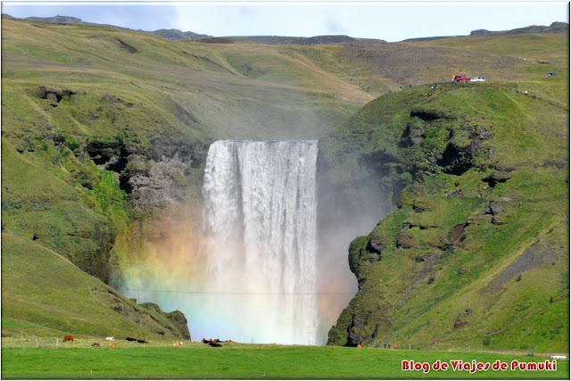 Cascadas Skogafoss en Islandia Es posible subir por el lateral hasta lo alto de la Cascadas Skogafoss. Blog de viajes a Islandia