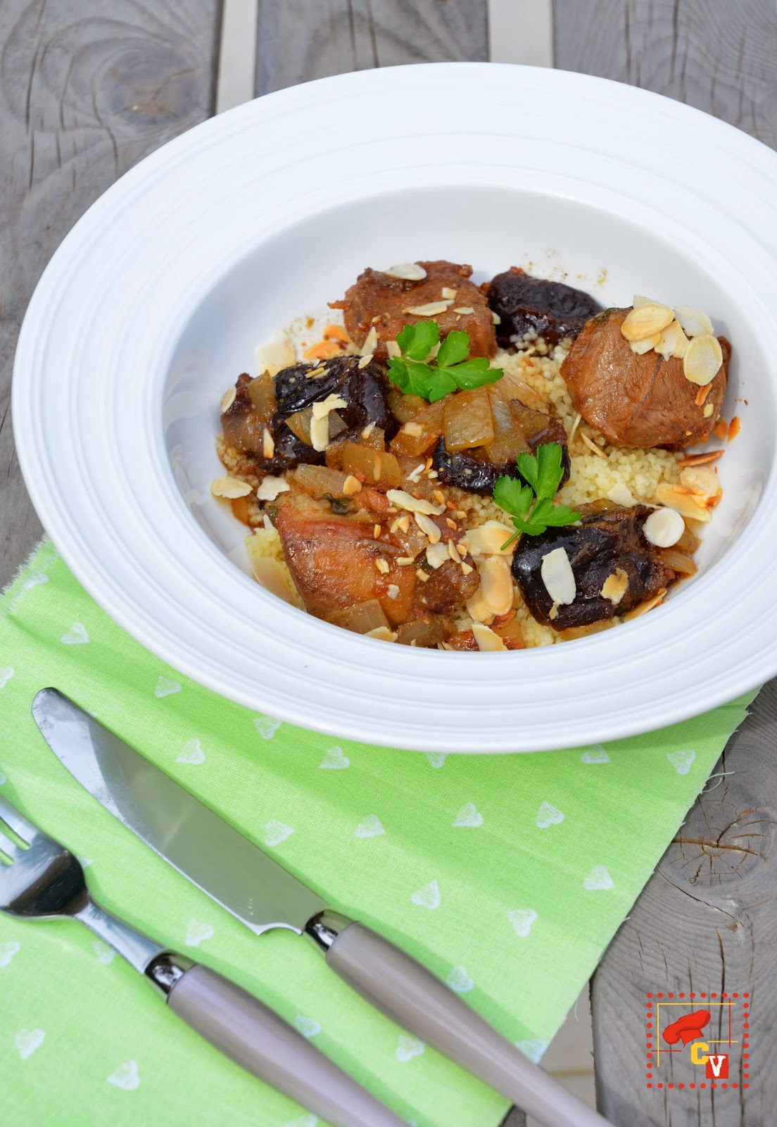 13 desserts, chacun Tajine à l'agneau, aux pruneaux et aux amandes