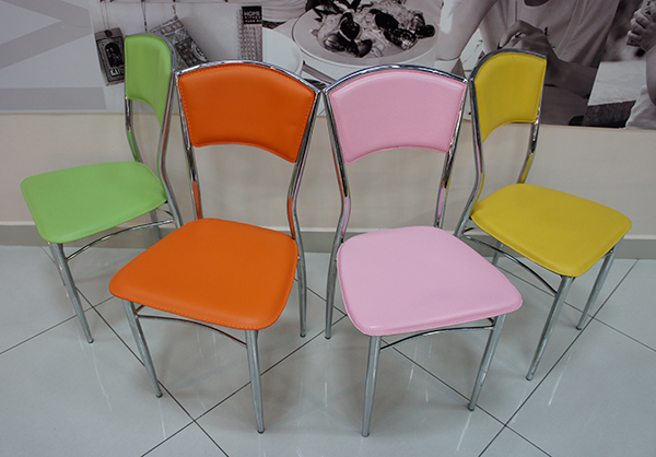 Стулья для кухни комплект 4. Weimei dc611-1 кухонный стул. Разноцветные стулья в кафе. Стулья сетка для кухни. Стулья для кухни розового цвета.