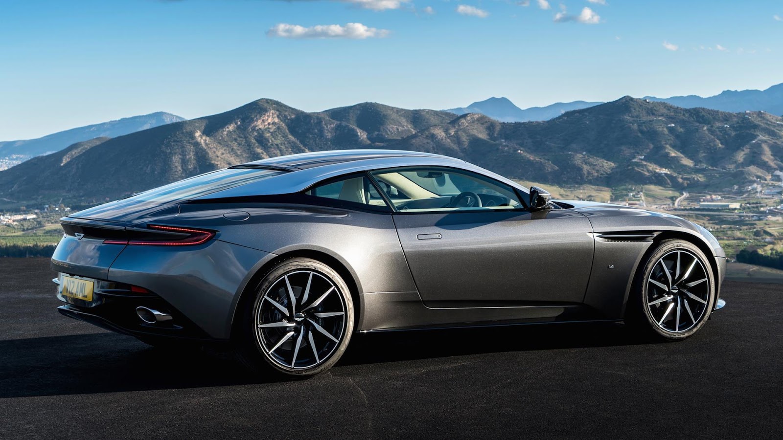 Aston Martin db11 2017
