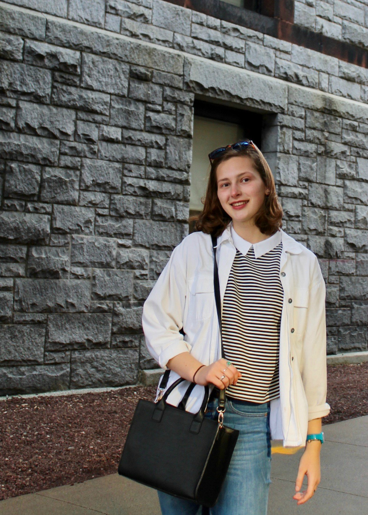 Striped shirt, jeans, white sneakers #casualoutfit