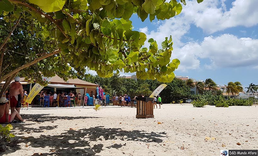 Bar de praia na Eagle Beach: Praias de Aruba, Caribe Bar de praia na Eagle Beach: Praias de Aruba, Caribe
