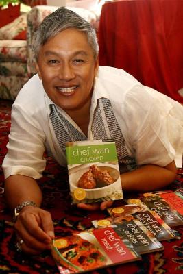 Gambar Chef Wan Dengan Koleksi Buku Masakan