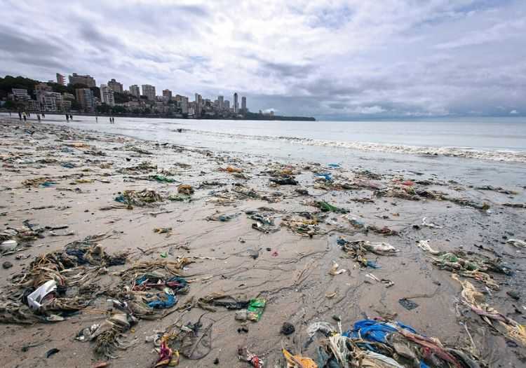 Chowpatty plajı dünyanın en kirli sularına sahiptir, plajı çöplerle doludur.
