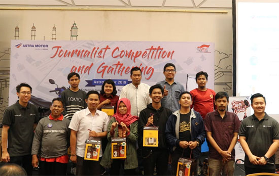 15 TOP CONTRIBUTOR : Inilah 11 dari 15 orang blogger yang didaulat foto bersama setelah pengundian Door Prize utama, Yang tidak mendapatkan Door prize utama juga diberi hadiah Goodie Bag cantik. Foto Istimewa 15 TOP CONTRIBUTOR : Inilah 11 dari 15 orang blogger yang didaulat foto bersama setelah pengundian Door Prize utama, Yang tidak mendapatkan Door prize utama juga diberi hadiah Goodie Bag cantik. Foto Istimewa
