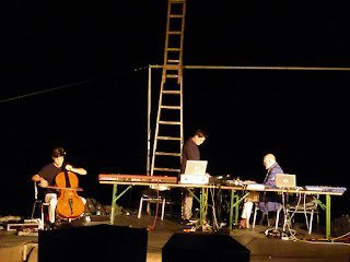 More Ohr Less Brainstorming Orchester - Lukas Lauermann, Tim Story, Hans-Joachim Roedelius / photo S. Mazars More Ohr Less Brainstorming Orchester - Lukas Lauermann, Tim Story, Hans-Joachim Roedelius / photo S. Mazars