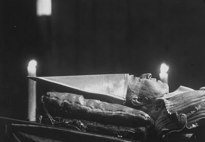 Cemeteries & grave-yards: Funerals of the famous & infamous