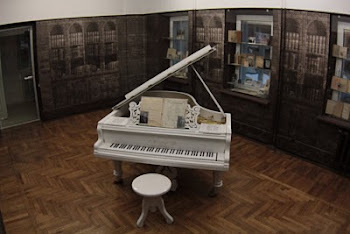 Легендарный белый рояль в пространстве выставки "Мастер и Маргарита"