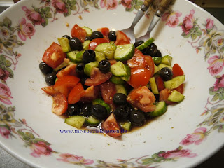Salat4 Frau Rosenfräulein Mit Rosen Delikat Essen https://rosenprodukte.com schüssel salat