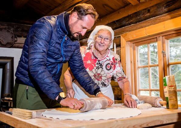Crown Prince Haakon and Crown Princess Mette-Marit first visited Dovre municipality and then Lesja municipality