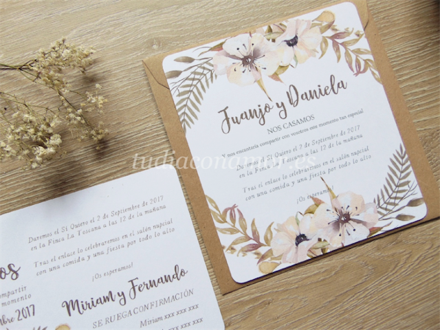 Invitación con flores pintadas Un modelo con flores de acuarela en tonos pardos