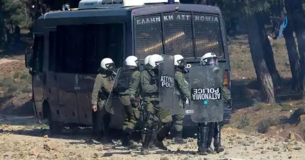Επεισόδια στο λιμάνι της Μυτιλήνης: Εκατοντάδες αλλοδαποί επιχείρησαν να μπουν σε πλοίο! - Απωθήθηκαν από την Αστυνομία Επεισόδια στο λιμάνι της Μυτιλήνης: Εκατοντάδες αλλοδαποί επιχείρησαν να μπουν σε πλοίο! - Απωθήθηκαν από την Αστυνομία