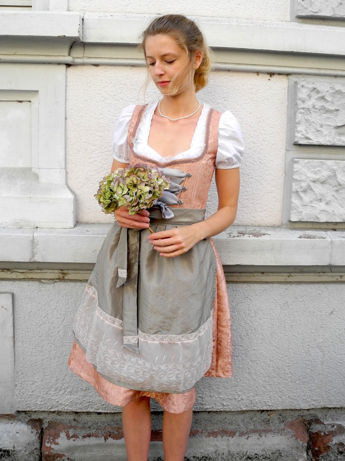 Unten ohne dirndl So fies