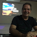 Governador do Acre acompanha final do Big Brother de costas para a Globo