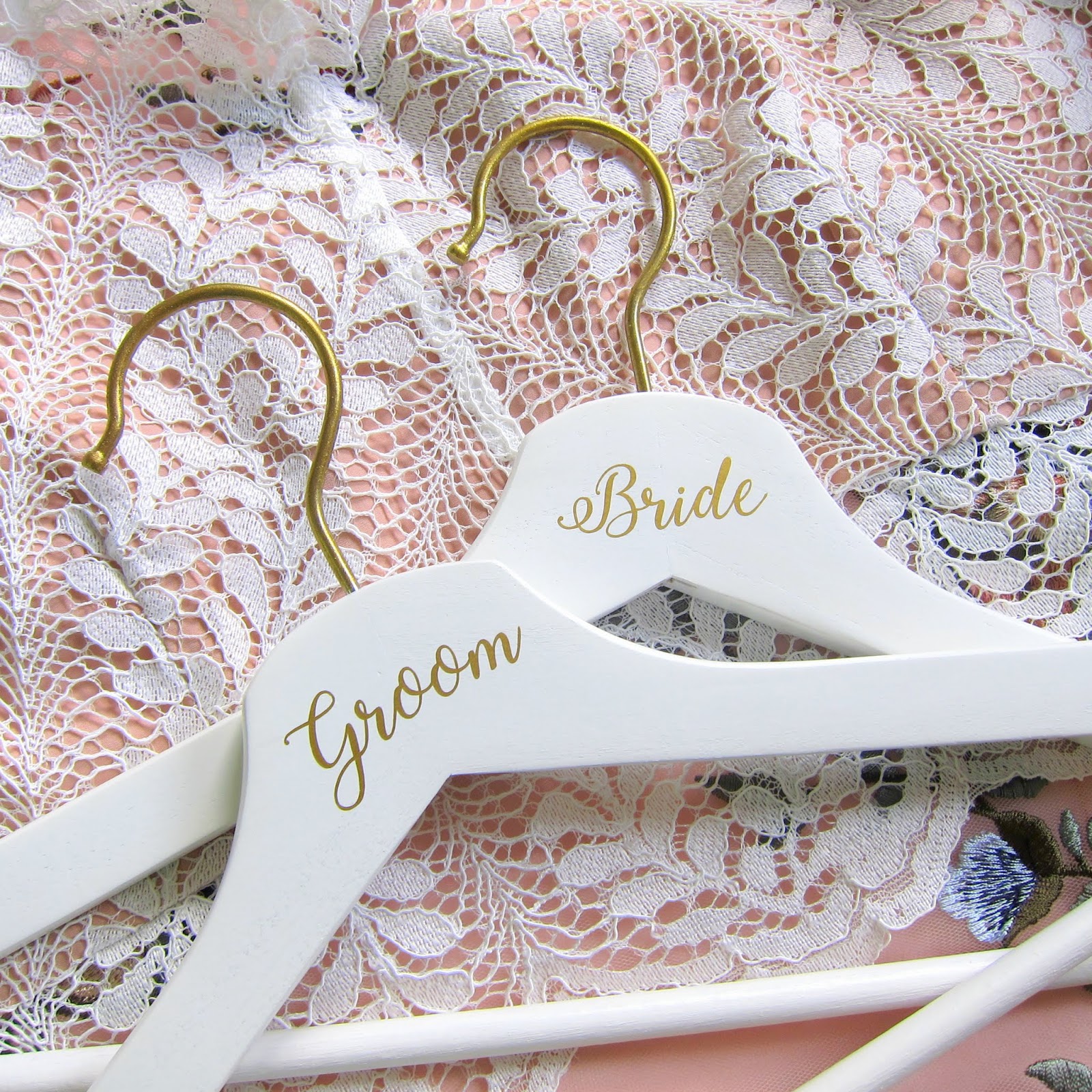 CUSTOMIZABLE WHITE WOODEN HANGERS ATH022 ARTORIAS