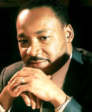 Martin Luther King Foto de Martin Luther King con las manos en el mentón